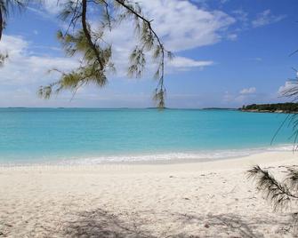 Exuma Home Rentals: Beach Is Short Drive Away By Using One Of Our Rentals! - Georgetown - Playa