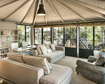 Petra Segreta Resort & Spa - San Pantaleo - Living room