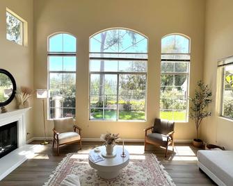 Luxury Private Master Suite With Mountain View - Rancho Santa Margarita - Living room