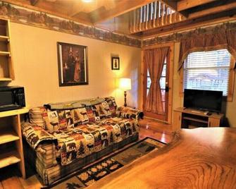 Amazing Cabin fireplace and stream #11 - Helen - Living room