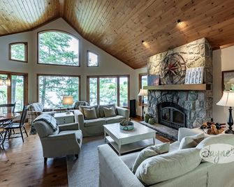 Beautiful Cottage & Bunkie w/ Unbeatable Boathouse Deck! South Rosseau! Sunsets! - Port Carling - Living room