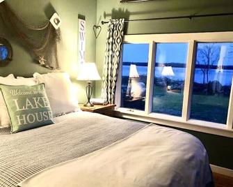 Private Lakefront 4-bedroom vacation with two home's on Lake Champlain - Champlain - Bedroom