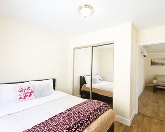 Contemporary remodeled and fully furnished - Los Angeles - Bedroom