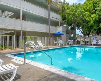 Motel 6 San Diego Chula Vista - Chula Vista - Uima-allas