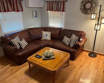 \'The Fieldstone Beach Place\' - Marshfield - Living room