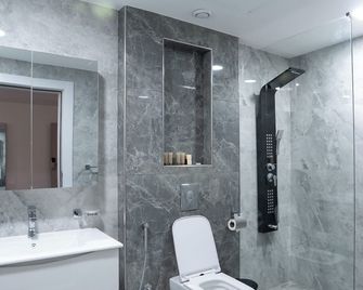 Plaza Athenee Hotel - כווית סיטי - חדר רחצה