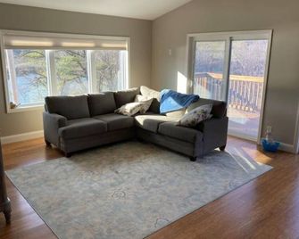 Bright 2-bedroom lake view home - Scio - Sala de estar