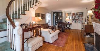 Snug Cottage - Provincetown - Living room