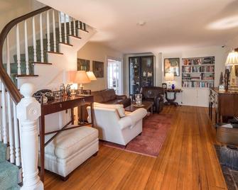 Snug Cottage - Provincetown - Living room