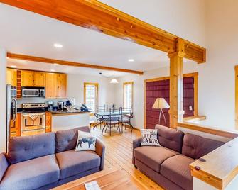 Black Diamond Cabin - Snoqualmie Pass - Living room