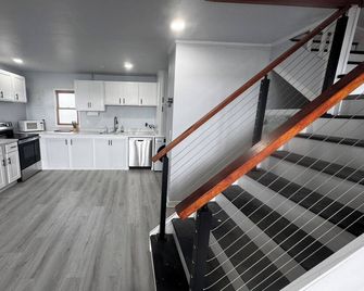 Escape to the Lake - Modern renovated 1.5bedroom Cabin- 5 mins to MI Intn Spdway - Brooklyn - Escaleras