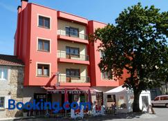 Pensión Plaza - Santa Marina - Building
