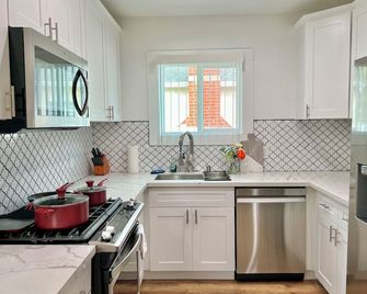 Jie's 3b single house N Yard DTLA Prime Location - Alhambra - Kitchen