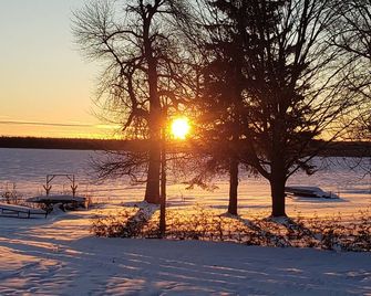 Cape Calabogie Cottage - Calabogie - Outdoors view