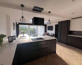 Beautiful 5-bedroom private house in quiet London street 2 minutes from station - London - Kitchen