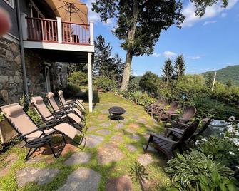 Gem of the Berkshires. Mountain View. Short walk to lake & downtown. - Great Barrington - Innenhof