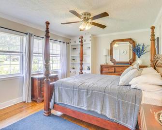 Inviting Jacksonville Home Half Mi to University - Jacksonville - Bedroom