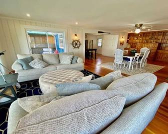 Cabana Lake House - welcome to our pet friendly paradise on the lake! - Dunnville - Living room
