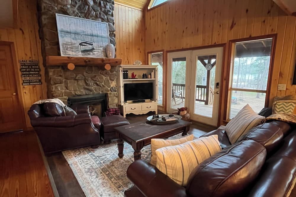 Enchanting 3-bedroom cabin on Bob Sandlin - Mount Pleasant - Huiskamer