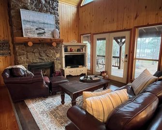 Enchanting 3-bedroom cabin on Bob Sandlin - Mount Pleasant - Obývací pokoj