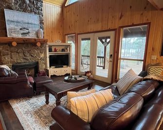 Enchanting 3-bedroom cabin on Bob Sandlin - Mount Pleasant - Huiskamer