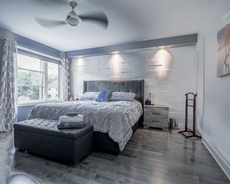 LUXOR Mtl piscine chauffé jaccouzi dans véranda - Mascouche - Bedroom