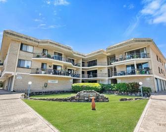 Gemstone - Bellara - Building