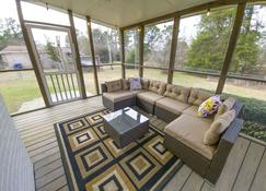 Luxury Modern Home Close to Downtown & Airport - West Columbia - Living room
