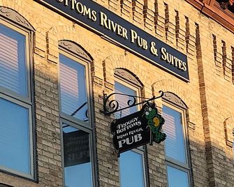 Froggy Bottoms River Suites - Northfield - Budova