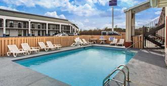 南卡羅來納佛羅倫斯速 8 酒店 - 弗羅倫斯 - 佛羅倫斯（南卡羅來納州） - 游泳池