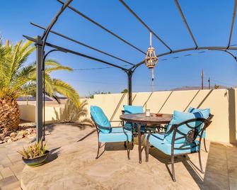 5 Mi to Lake Havasu Bright Cottage with Fire Pit! - Lake Havasu City - Balcony