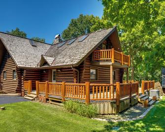 Family Home with Indoor Pool about 2 Mi to Elkhart Lake! - Elkhart Lake - Building