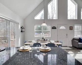 Dog Friendly Poconos Arrowhead Lake Cozy Haven Chalet - Blakeslee - Dining room