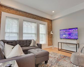 Red Door Apartment 2.0 ~ Heart Of D-twn ~ Lovesac - Greenville - Living room