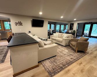 Jewel Lodge on Mantrap Lake: Luxury Waterfront Home and 600 Acres Awaits - Park Rapids - Obývací pokoj