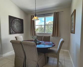 Charming 3-bedroom house in Serene Myakka City near Freedom Factory & Terranova - Myakka City - Comedor