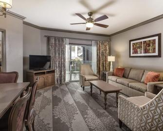 Bring the Kids! 2BR Deluxe + Kitchen at Wyndham Nashville, Near Grand Ole Opry - Nashville - Living room