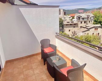 'Villa Deny' Boutique Hotel - With Free Parking - מוסטר - מרפסת
