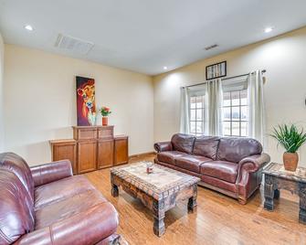 Smithfield Vacation Rental about 5 Mi to Lake Jericho! - La Grange - Wohnzimmer