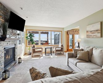 Incredible Lake Views Only Steps Away from The Water - Forest Lake - Sala de estar