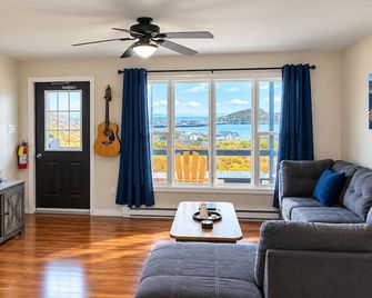 Cozy 2 bedroom bungalow overlooking scenic Twillingate harbour - Twillingate - Living room