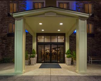 Holiday Inn Express & Suites Newport - Newport - Building