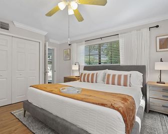 Stay in Style!7 min from the beach! Gorgeous home; relaxing yard! - Fort Lauderdale - Habitación