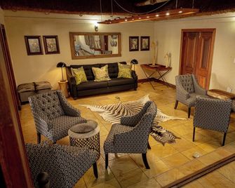 Room in Guest Room - Mmakuba Private Game Lodge, Superior Suite 4 - Golders Green - Lounge