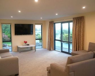 Spoil yourself Relax in style. Warm and quiet. - Greymouth - Living room