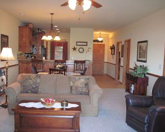 2BR Village At Indian Point 1305 near SDC - Free Tickets Daily up to 500 - Branson - Living room