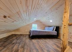 Peaceful, brand new cabin get-away at the center of 100-acre farm-built May 2022 - Foster - Bedroom