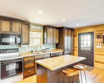 Peaceful Cabin at Lake Logan w/ Spacious Yard! - Ardmore - Cocina