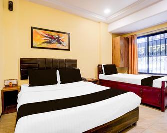 Hotel O Aksa Inn - Mumbai - Bedroom