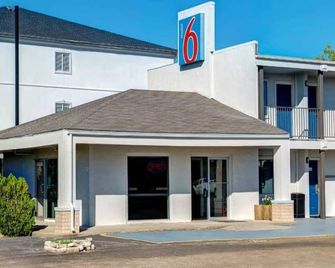 1 King Bed | Non-Smoking - Sulphur Springs - Edificio